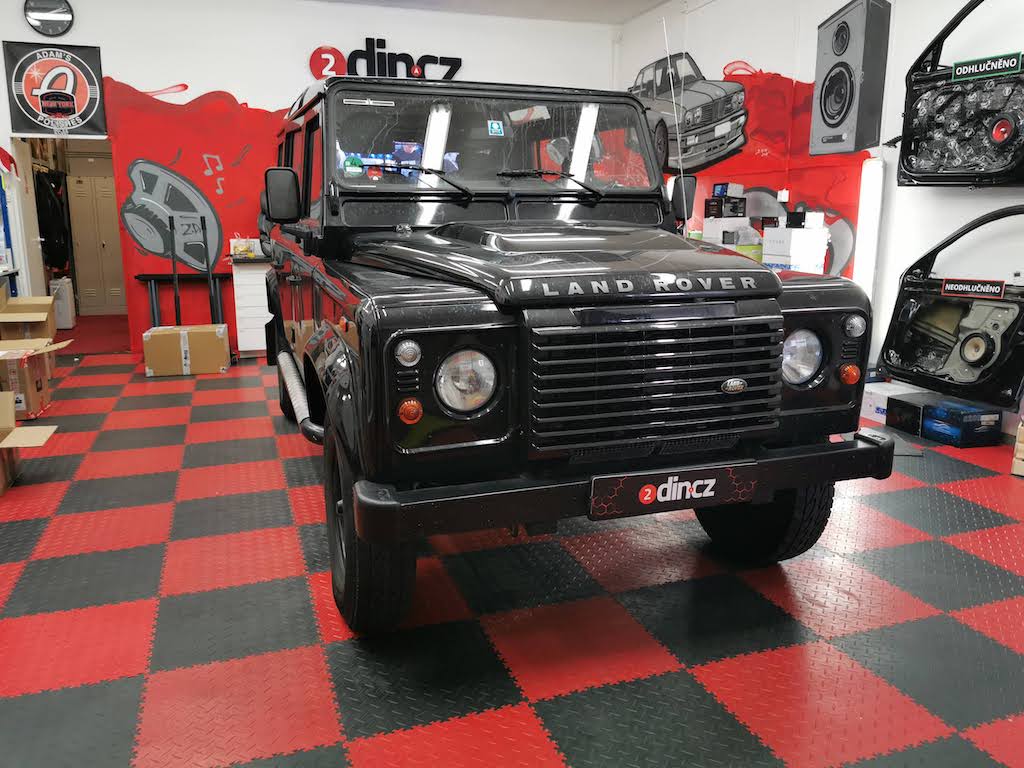 Land Rover Defender - Montáž aktivního subwooferu pod sedačku