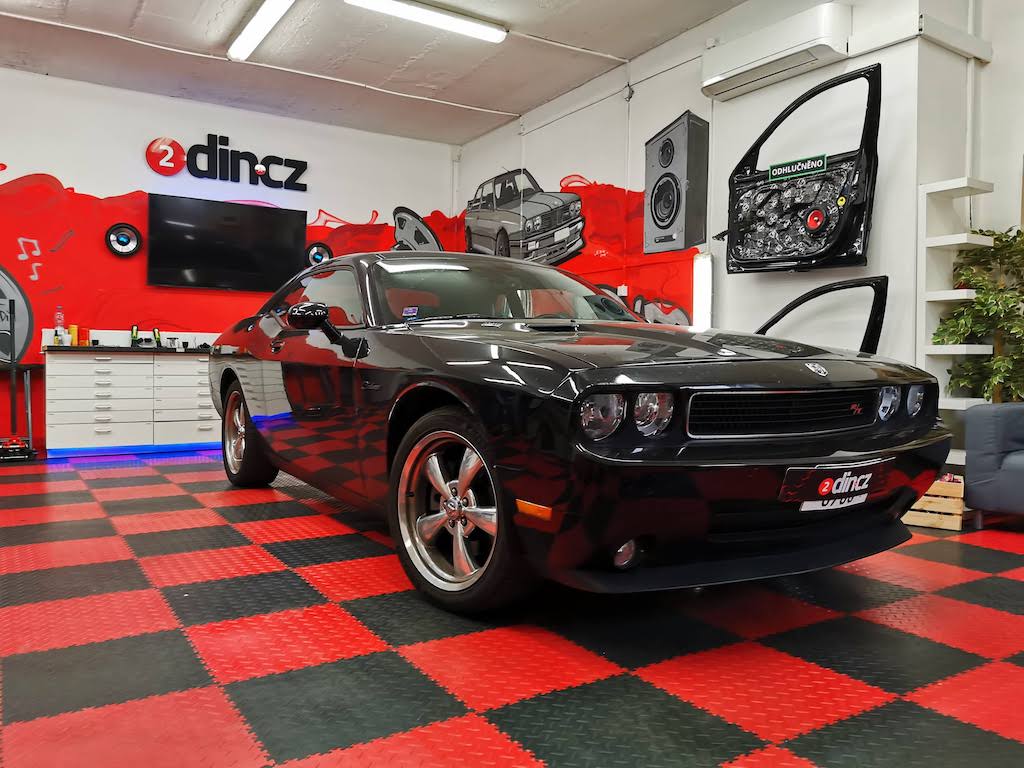 Dodge Challenger - výměna autorádia s carplay