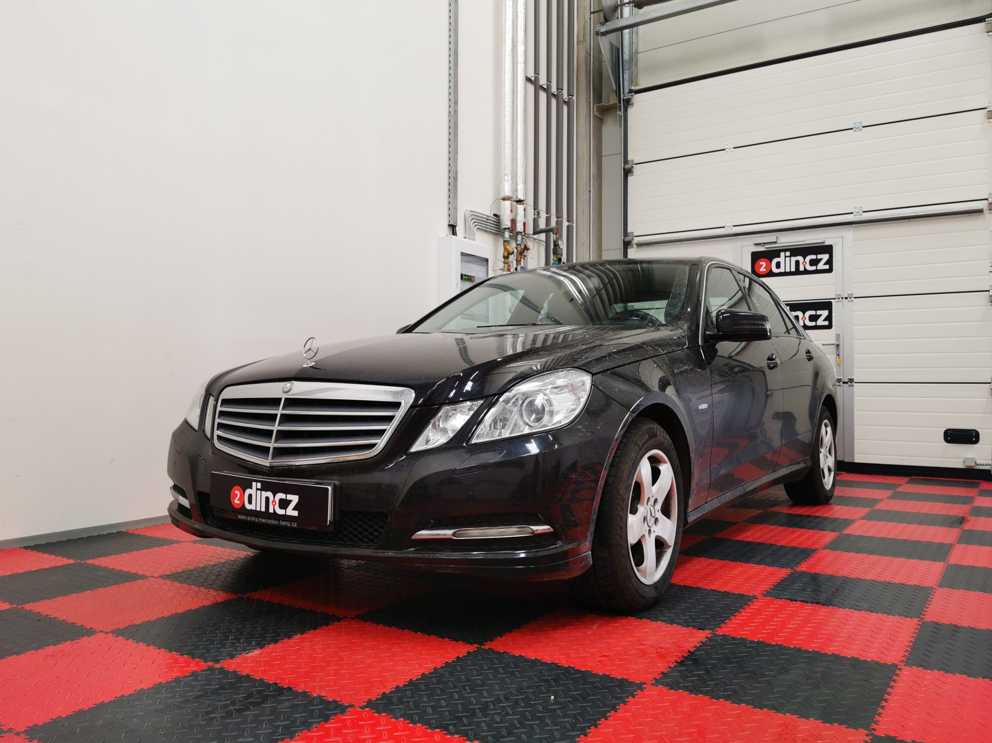 Mercedes E-class - Montáž stropního monitoru