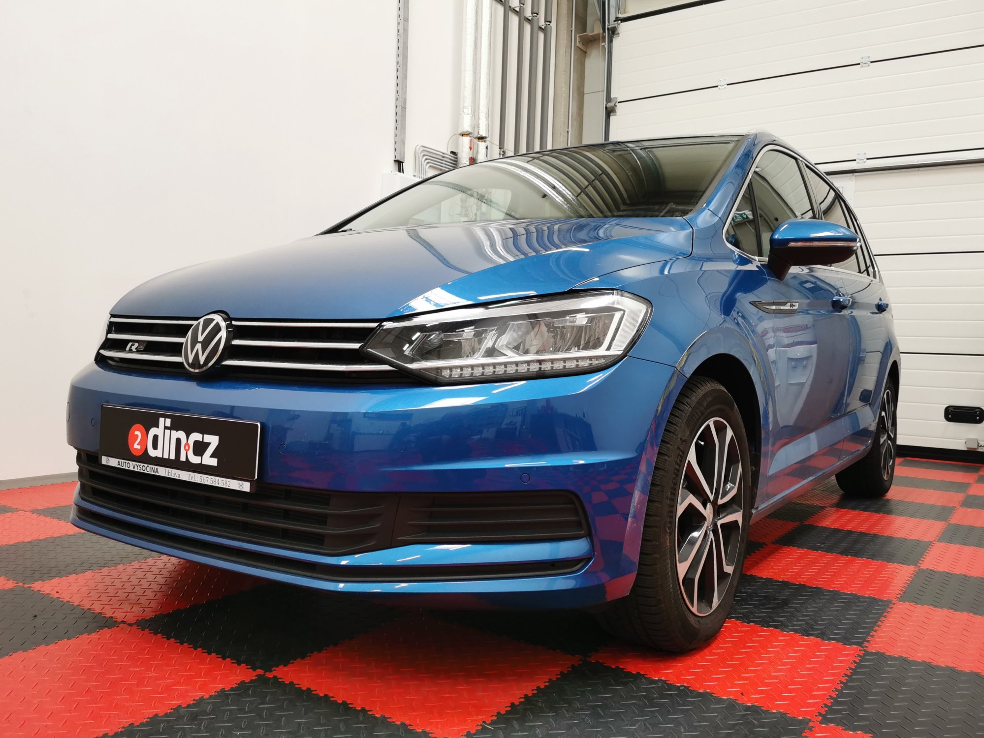 VW Touran - Rodinné auto také musí hrát