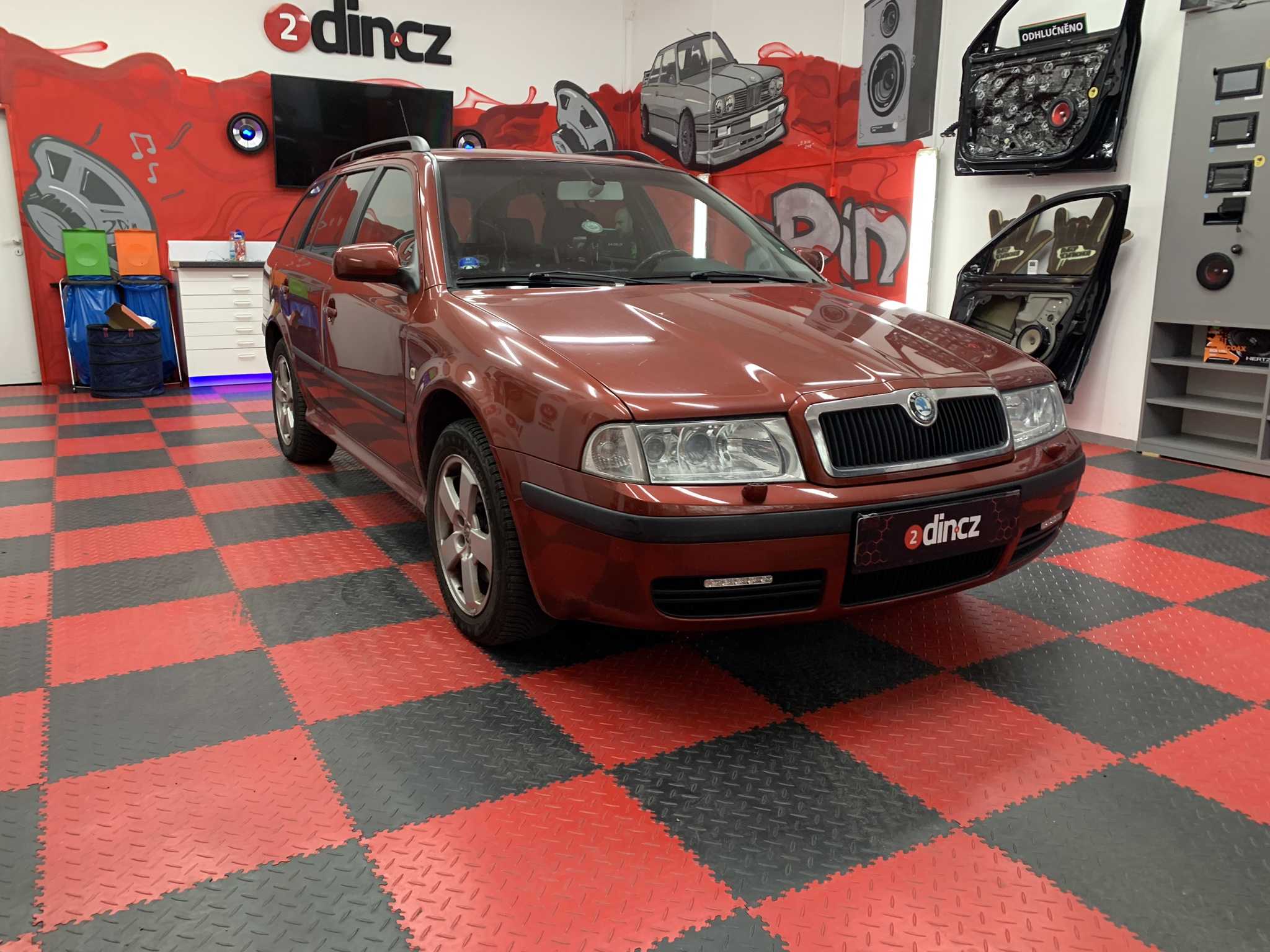 Škoda Octavia I - Montáž reproduktorů a vytlumení