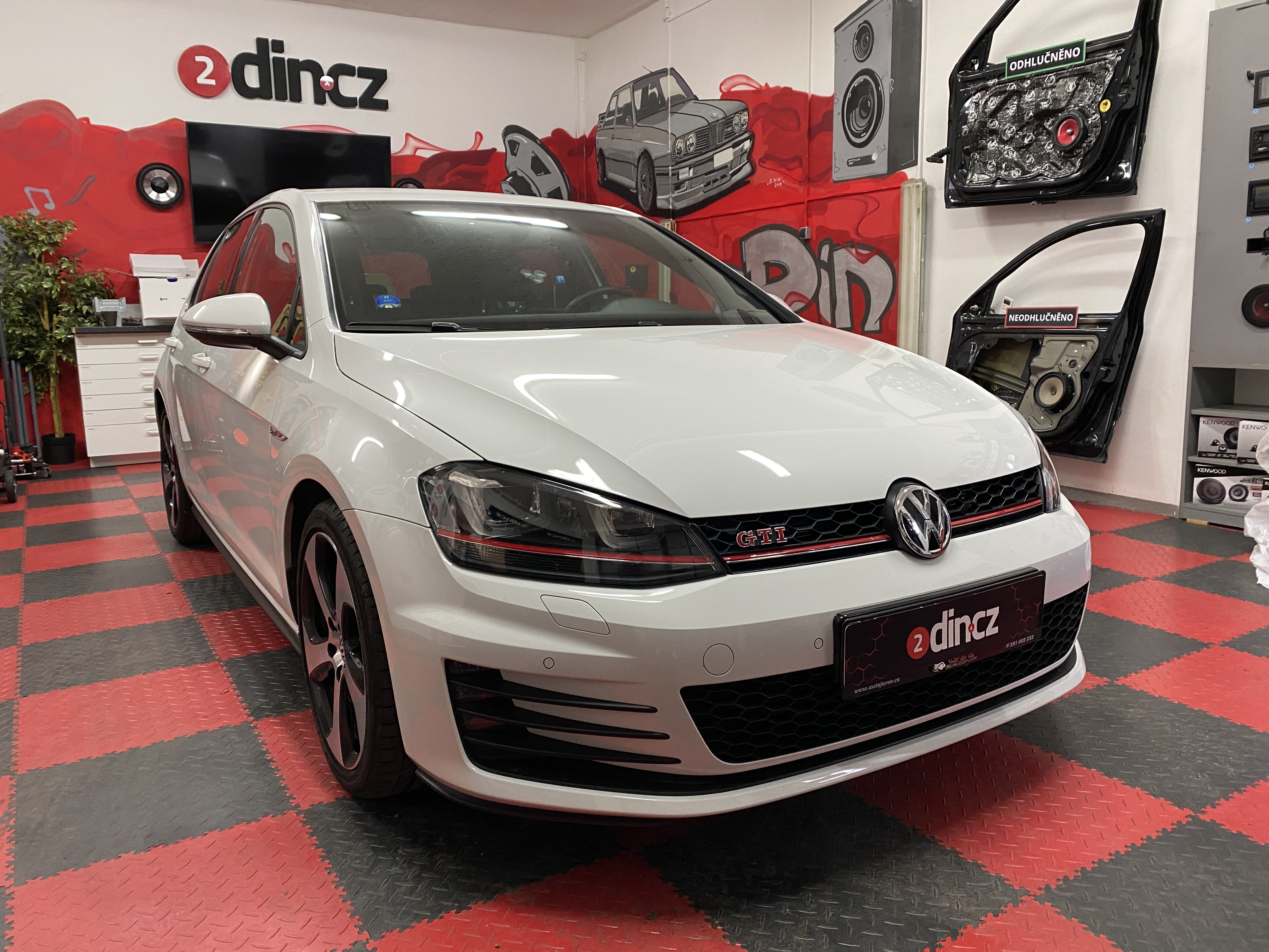 VW Golf 7 - Montáž speciálního rádia Alpine