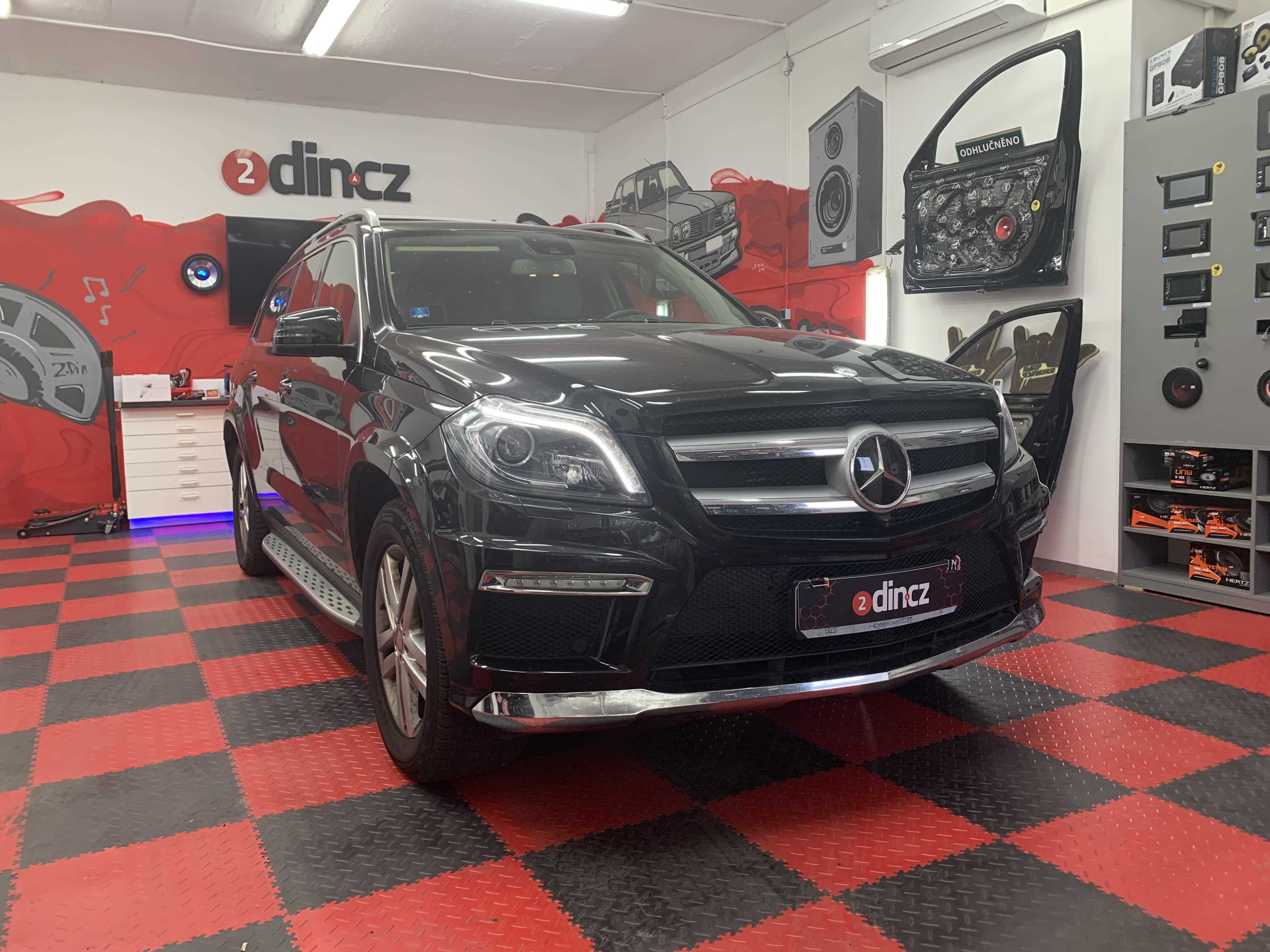 Mercedes GLS - Stropní Android monitor