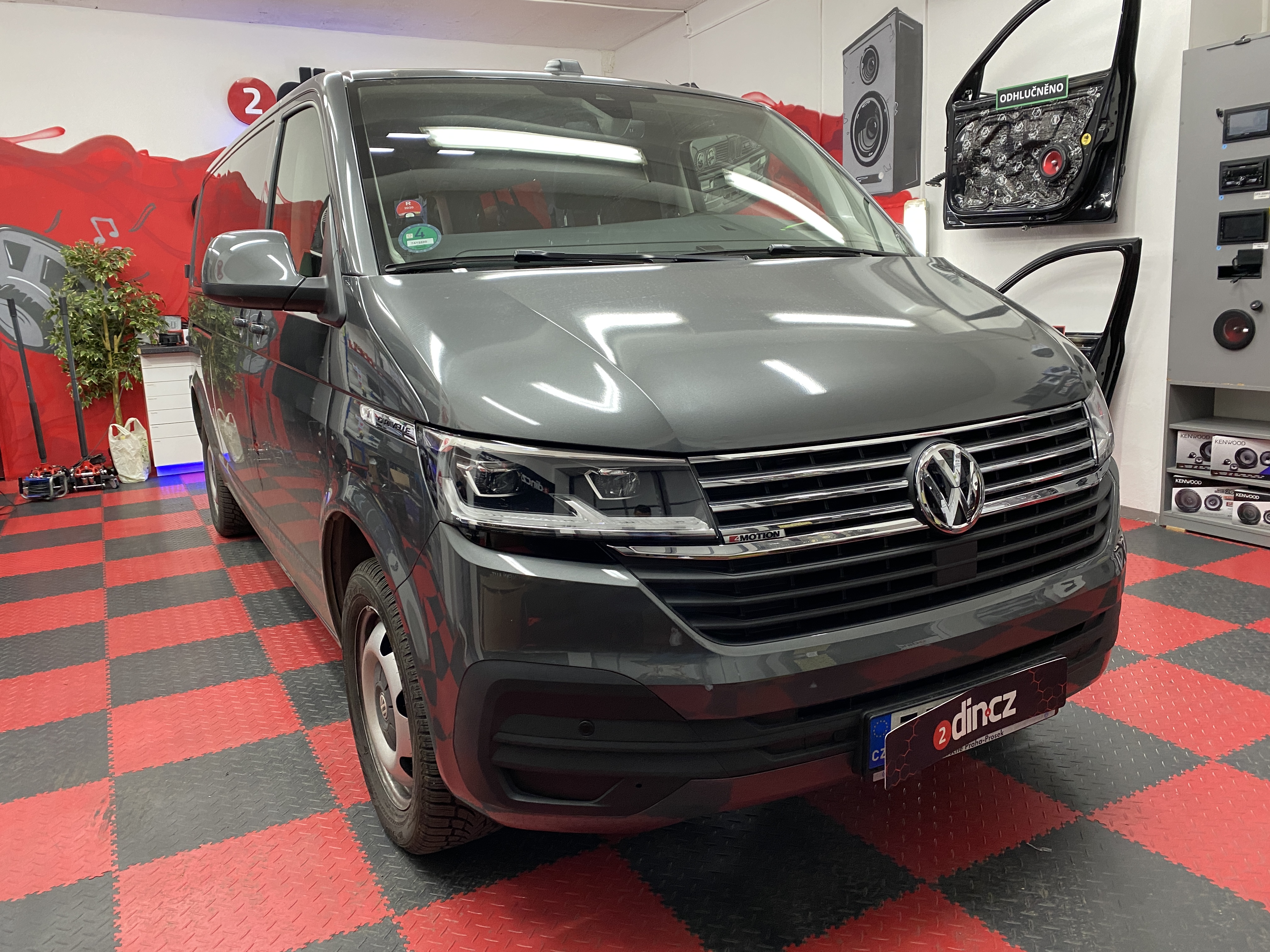 VW Caravelle 6.1 - Výměna reproduktorů a odhlučnění