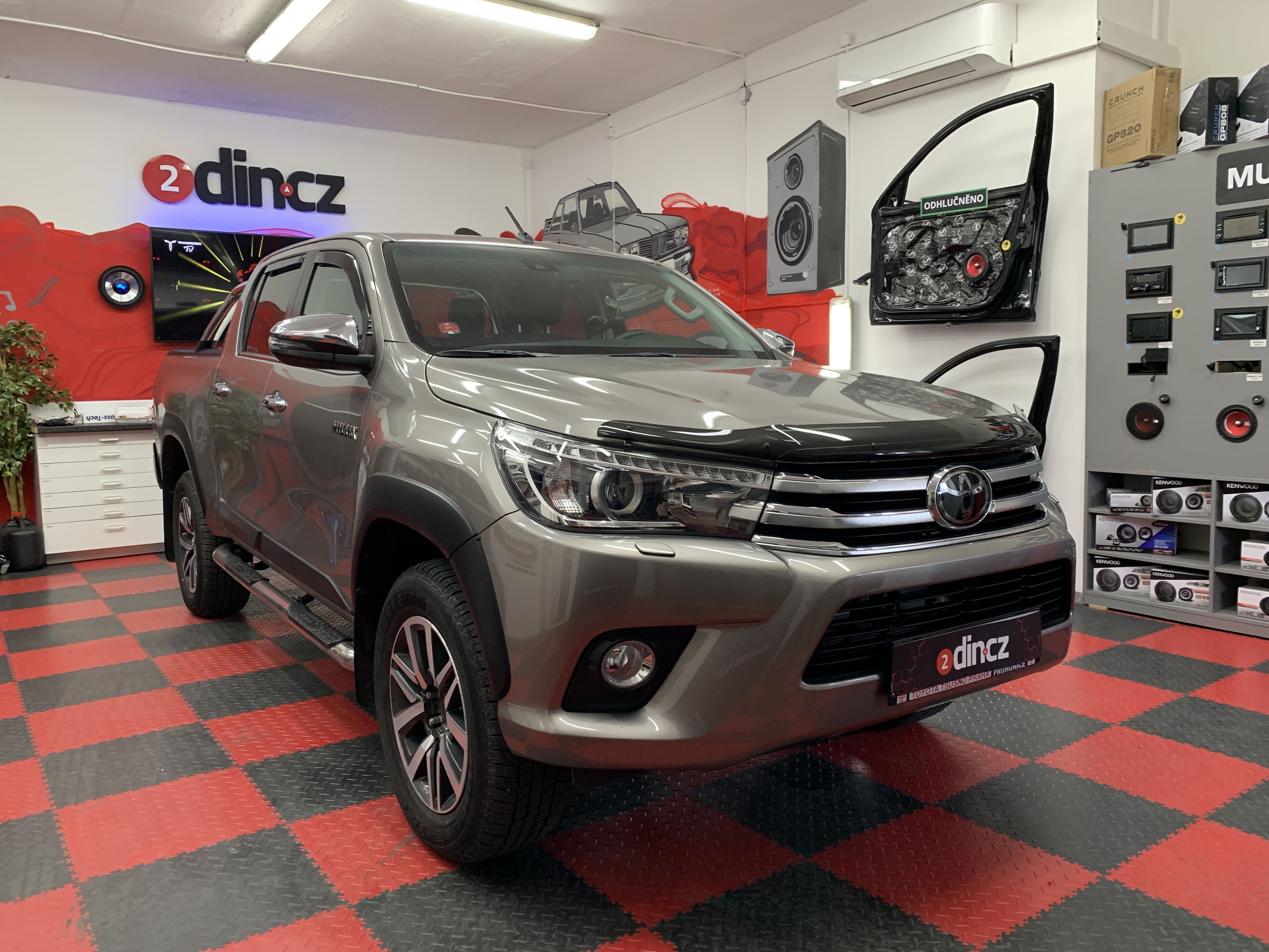 Toyota Hilux - Výměna reproduktorů