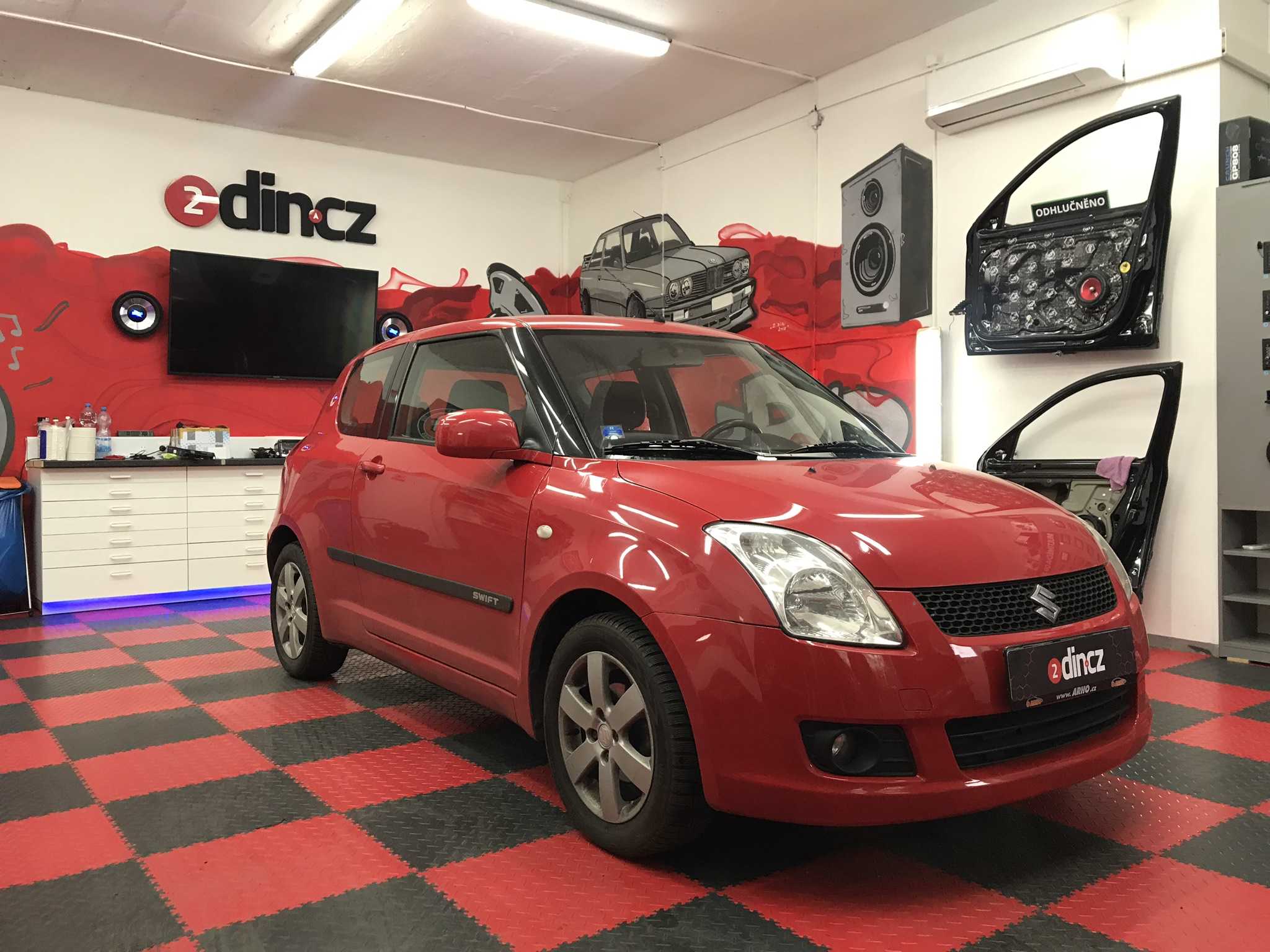 Suzuki Swift - Montáž Kenwood autorádia a reproduktorů Helix