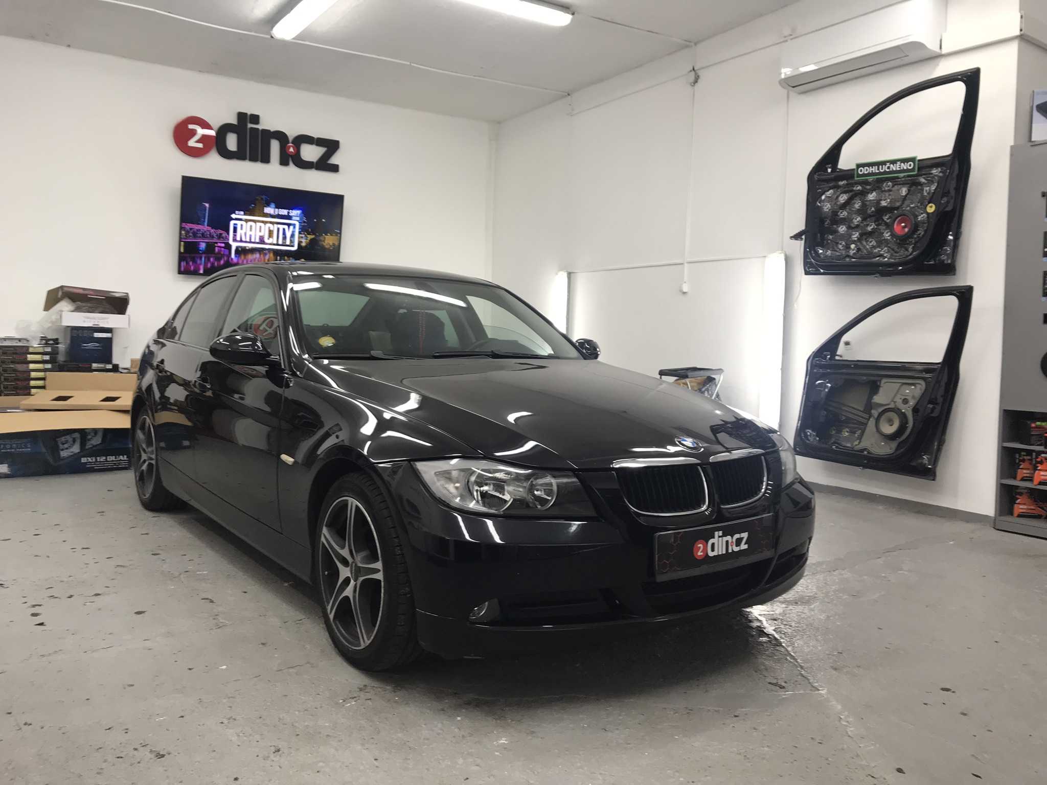 BMW 3 e90 - Instalace dvojtého subwooferu a zesilvoače