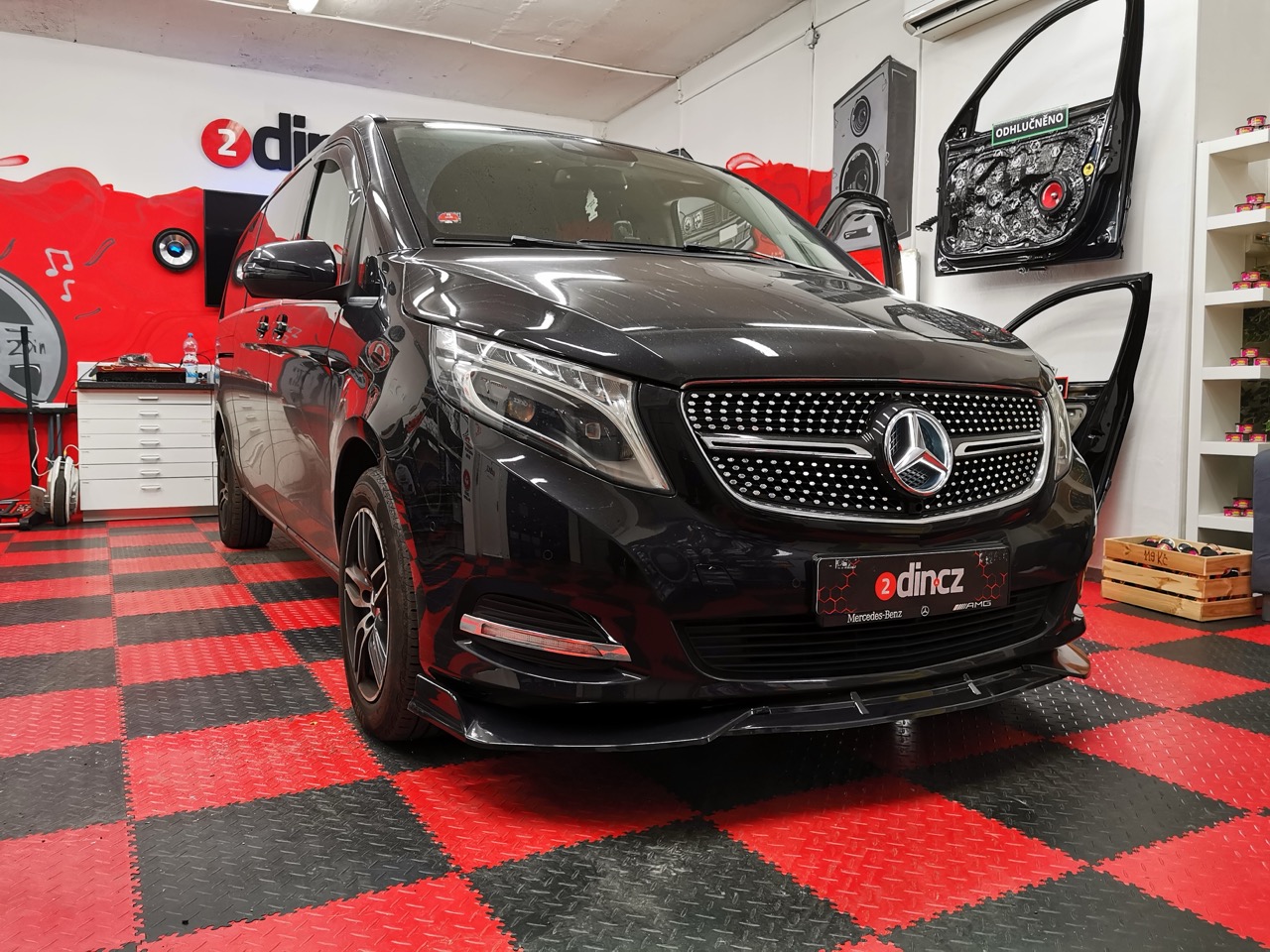 Mercedes-Benz V Class - Dodělání Apple CarPlay & Android auto