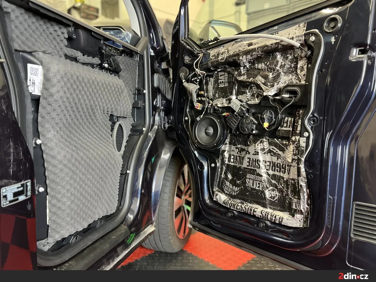 Volkswagen Multivan T6.1 - Kompletní odhlučnění a reproduktory Alpine