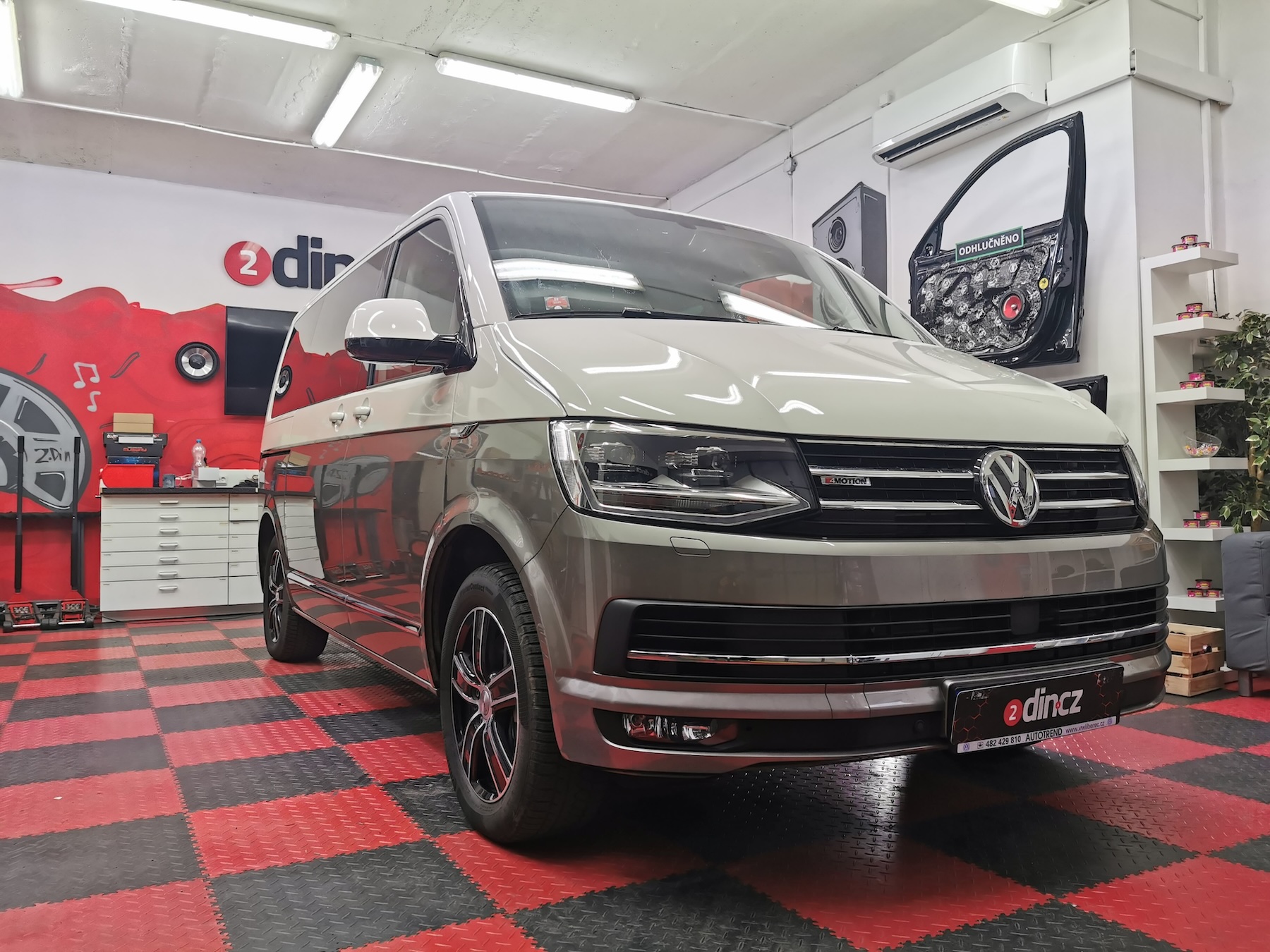 Montáž stropního monitoru a kamer ve VW Multivan T6.1