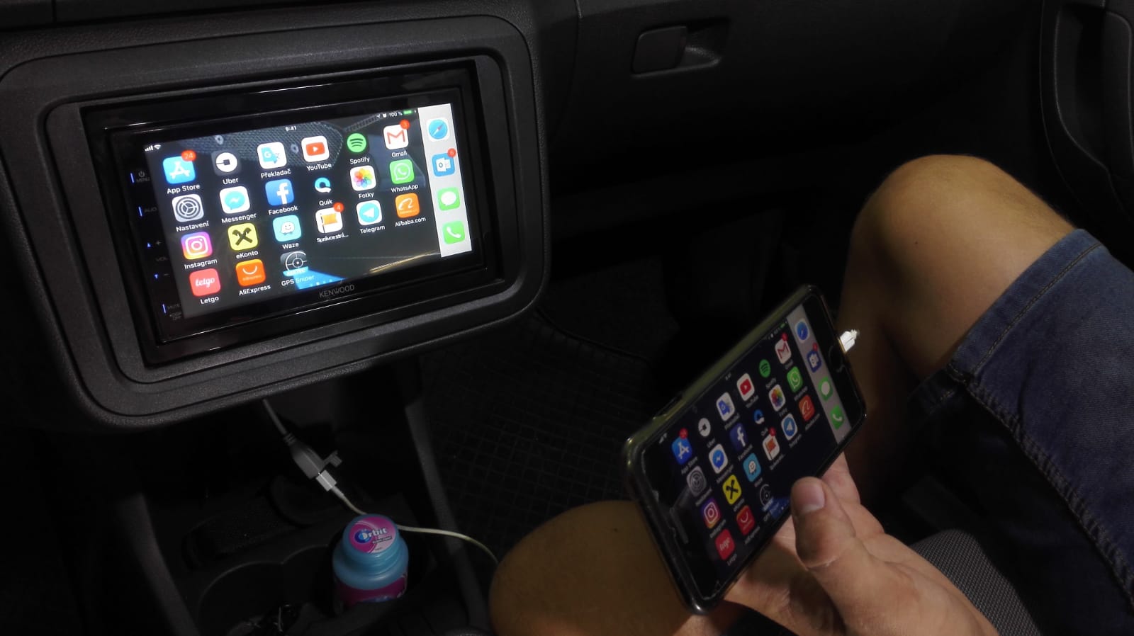Jak spojit telefon s displejem v autě?