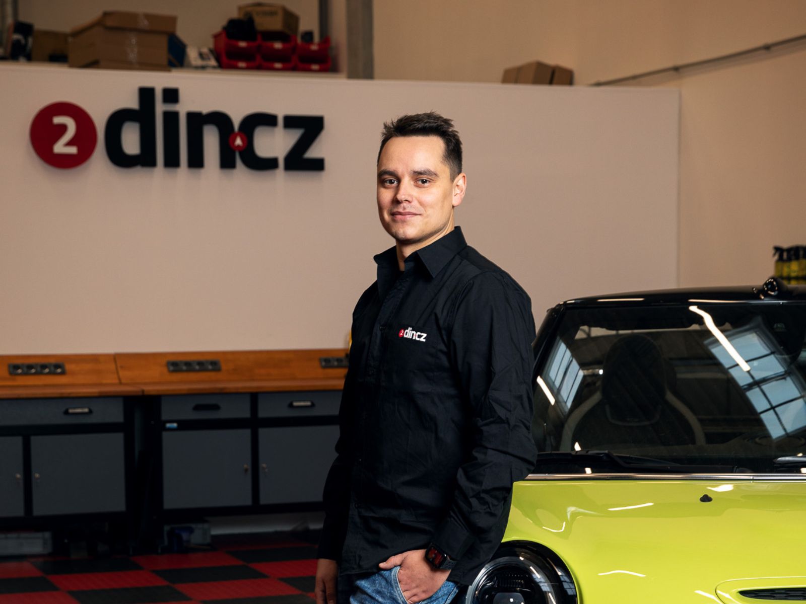 Thomas Riefler v montážní dílně 2din.cz