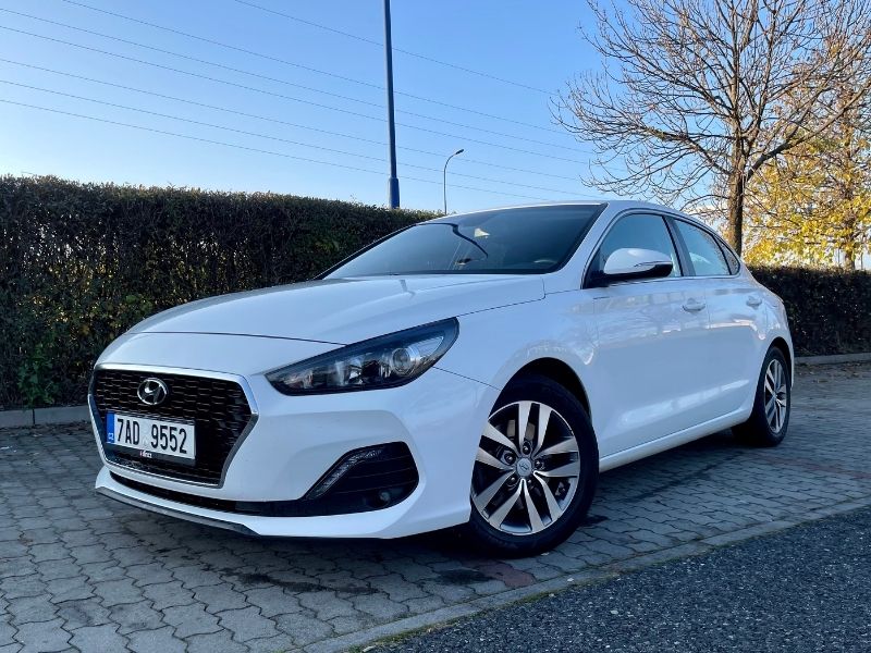 Náhradní auto 2din.cz – bílý Hyundai i30 Fastback
