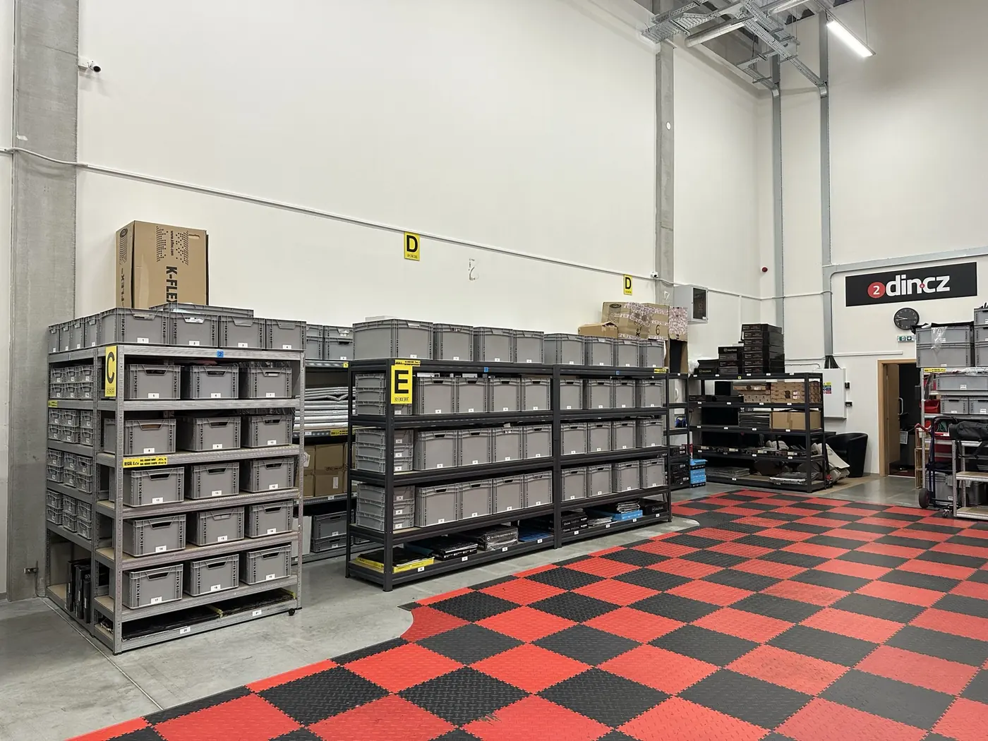 Přestavěný sklad 2din.cz s označenými regály a boxy
