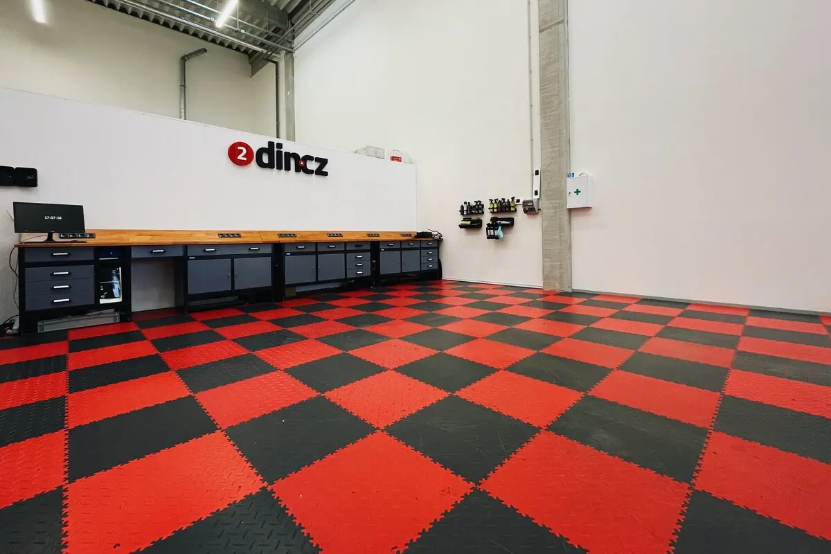 Hotová montážní dílna 2din.cz s pracovními stoly
