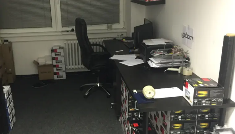 První kancelář 2din.cz v roce 2015 s jedním stolem