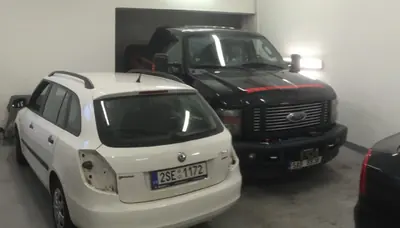 První montážní dílna 2din.cz se dvěma auty uvnitř