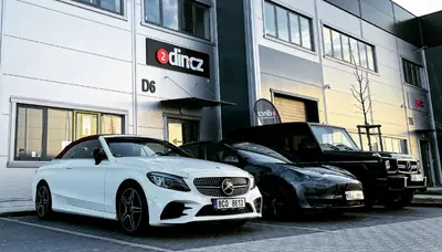 Vozy zákazníků před halou D6 v Praze-Letňanech
