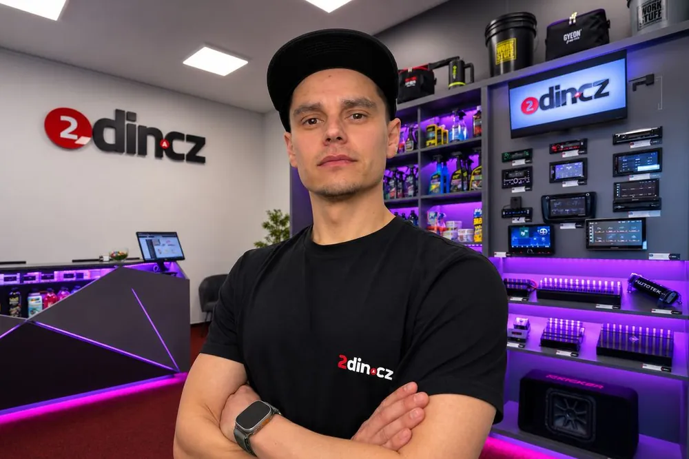 Thomas Riefler, majitel 2din.cz, na prodejně v Letňanech