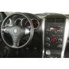 Suzuki Grand Vitara interier s OEM autoradiem
