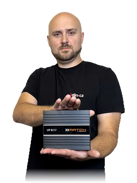 Lukáš Marčan, vedúci dielne 2din.sk, so zosilňovačom Match s DSP