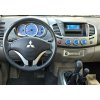 Mitsubishi L200 s displejem interier