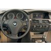 BMW 5 E60 2003 interier s OEM autoradiem