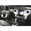 Toyota Tundra 14 interier s OEM autoradiem