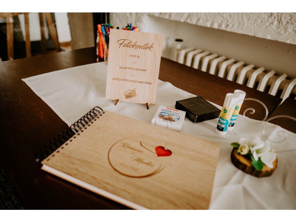 Dřevěná tabulka na míru do fotokoutku na svatbu.