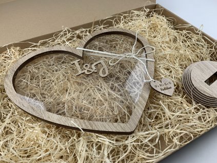 Dřevěné srdce jako schránka na peníze pro novomanžele