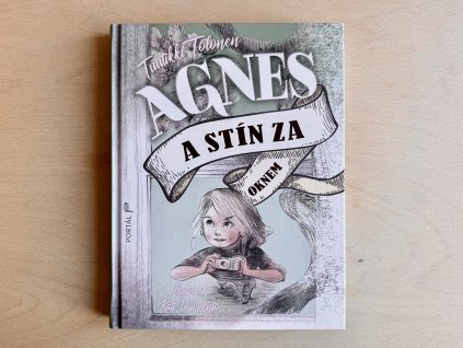 Agnes a stín za oknem