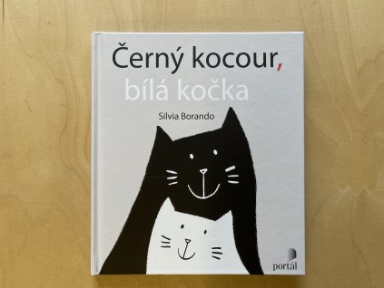 Černý koucour, bílá kočka
