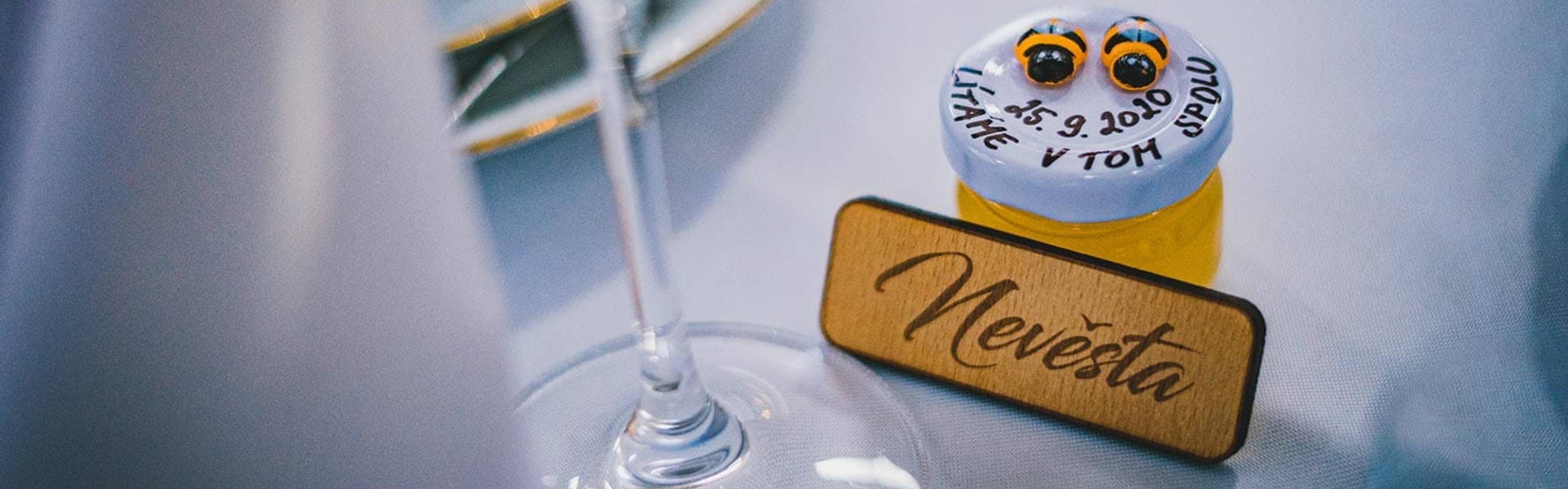 Svatební jmenovky na stůl