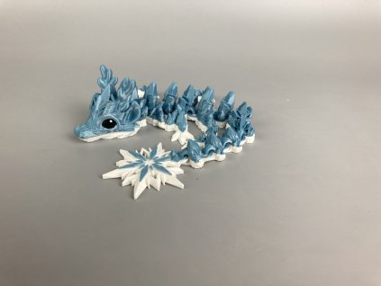 Miminko zimního draka S - perlově modrá s bílou