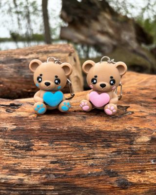 ❣️ NOVINKA na eshopu❣️ Roztomilé magnetické medvídkové klíčenky s barevným srdcem – ideální jako milý dárek pro někoho...