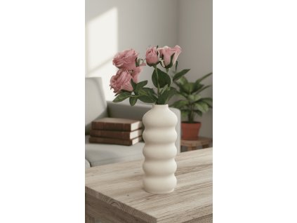 Designová váza SUNNIA v bílé barvě s jemně zvlněným povrchem, ozdobená růžovými květy, umístěná na dřevěném stole v moderním obývacím pokoji.
