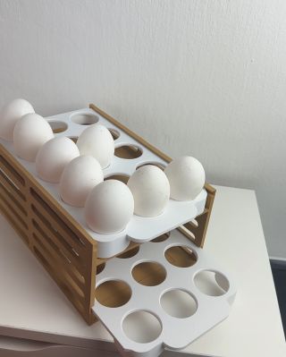 🥚 Měj vejce pod kontrolou – všech 30! Stylový dvoupatrový stojan na vejce z 3D tisku pojme až 30 vajíček a udělá pořádek v...