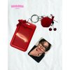 Červerný photocard holder s bambulí