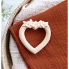 TRSHWH17 LR 5 Teething ring Heart cream