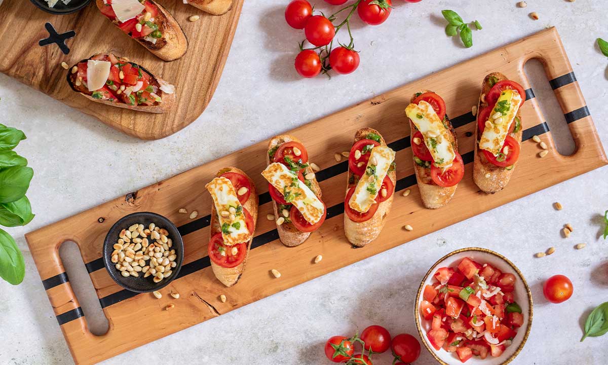 Bruschetty s rajčaty ve dvou verzích – s parmezánem a s halloumi