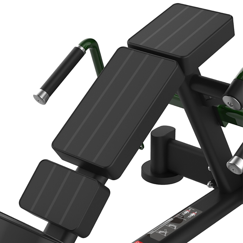 Chest Press B738 – detail anatomicky tvarovanej opierky chrbta a robustného rámu