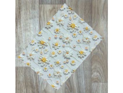 O Kytičky vyšívané bílé