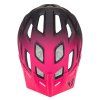 růžová helma na kolo