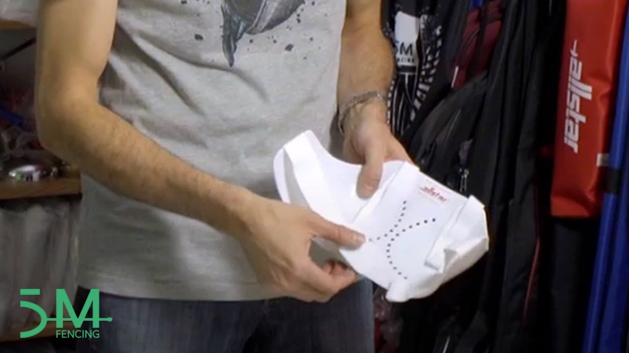 Plastové chrániče hrudníku ve sportovním šermu