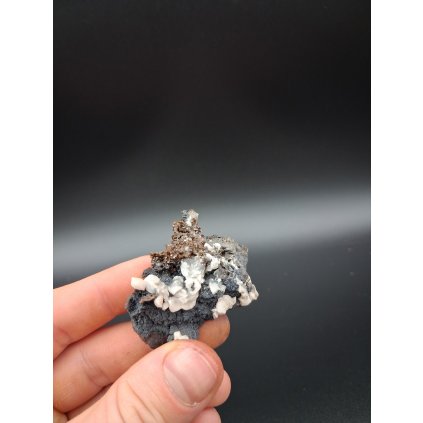 Minerál Goethit × Kalcit v ruce