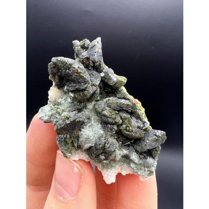 epidot jebel masker v ruce