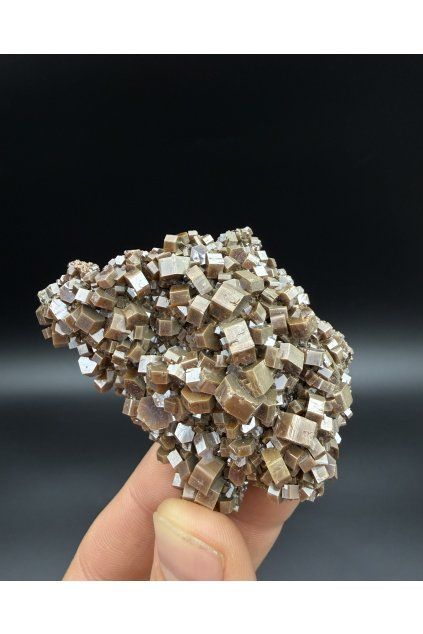 Vanadinit - Mibladen, Maroko (7 x 6 x 2 cm) v ruce