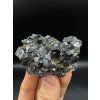Andradit – Imilchil, Maroko (6,5 x 4 x 3 cm) v ruce
