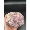 Kobaltokalcit Bou Azzer – ukázka velikosti v ruce