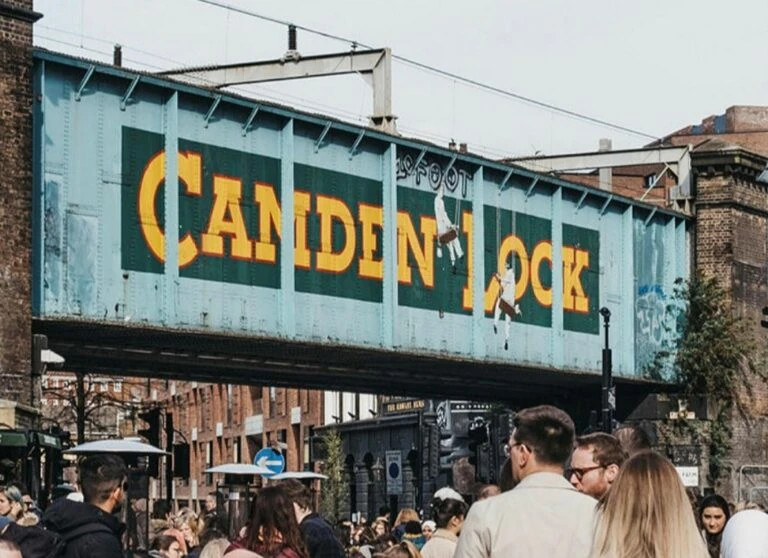 Camden Market v londýnském Camden Town – místo nového zájmu o lávové lampy.